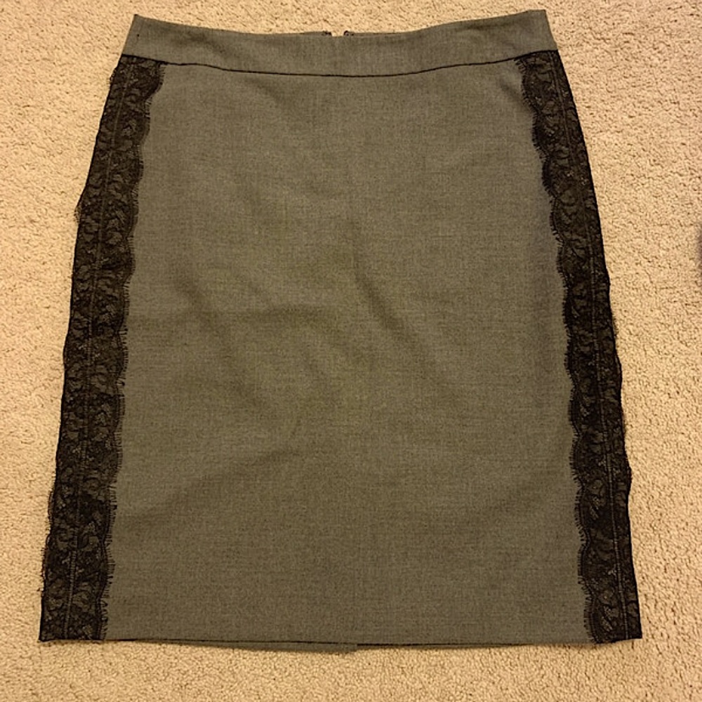LOFT size 6 gray pencil skirt with black lace detail